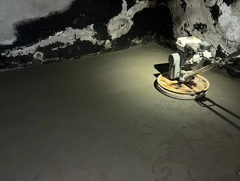 Glatting av betonggulv for en jevn, slitesterk og holdbar overflate.