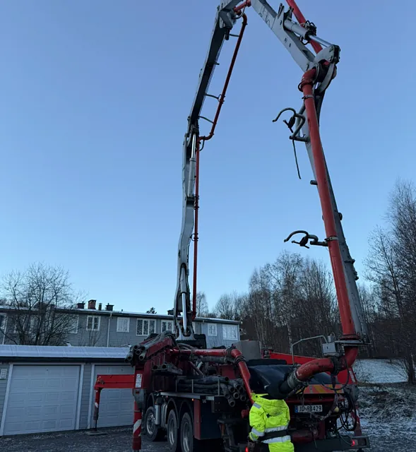 Stor kranbil opereres i et boligstrøk
