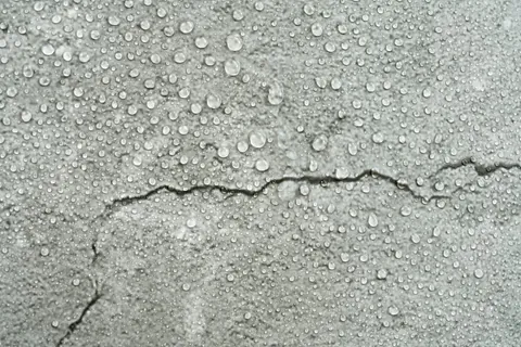 Vannskadet betongmur