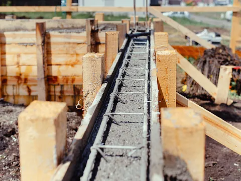 Forskaling og armering klargjort for støping av betongfundament.