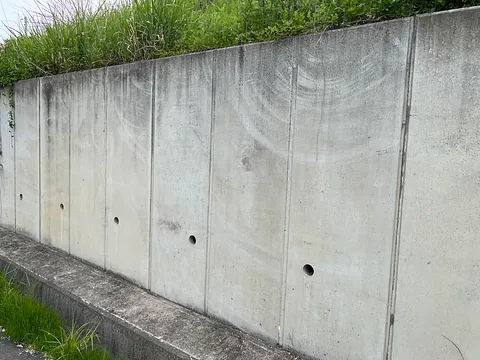 Plasstøpt betongstøttemur med drenering og lang levetid.