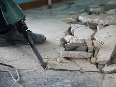 Betongriving med pigghammer for effektiv fjerning av gamle betongkonstruksjoner.