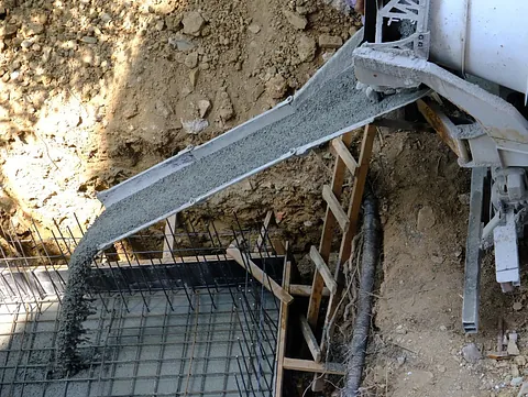 Støping av betongfundament med armering for solide og holdbare konstruksjoner.